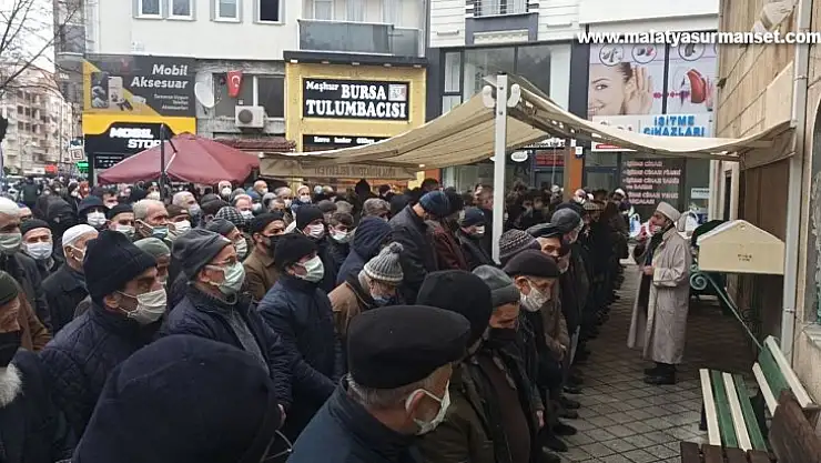Oğlu tarafından öldürülen adam son yolculuğuna uğurlandı