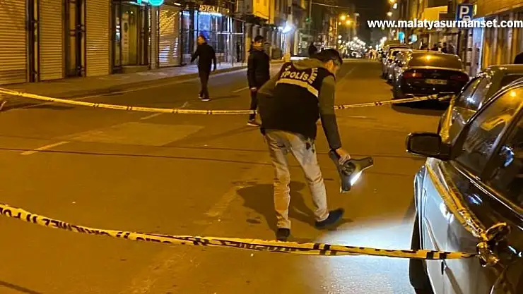 Oğlunu bıçaklandığını görünce kurşun yağdırdı: 3 yaralı