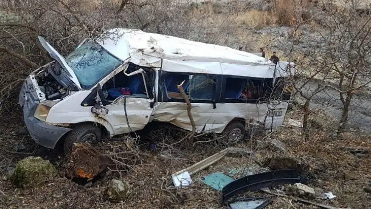 Öğrenci servisi şarampole yuvarlandı 2 ölü 11 yaralı