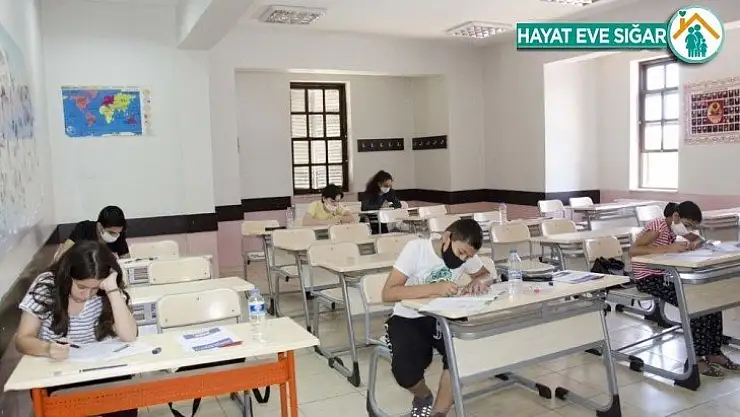 Öğrenciler bursluluk sınavı öncesinde ter döktü