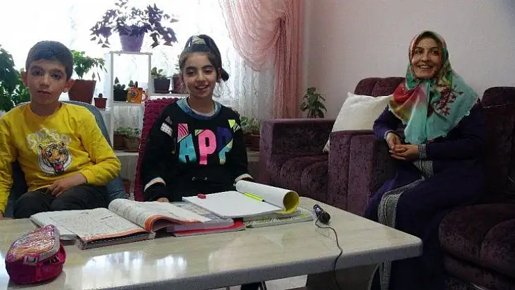 Öğrenciler ders başı yapıp, 'Evden çıkmayın' mesajı verdi