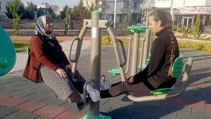 Öğrenciler halkı egzersiz ve spor konusunda bilinçlendiriyor