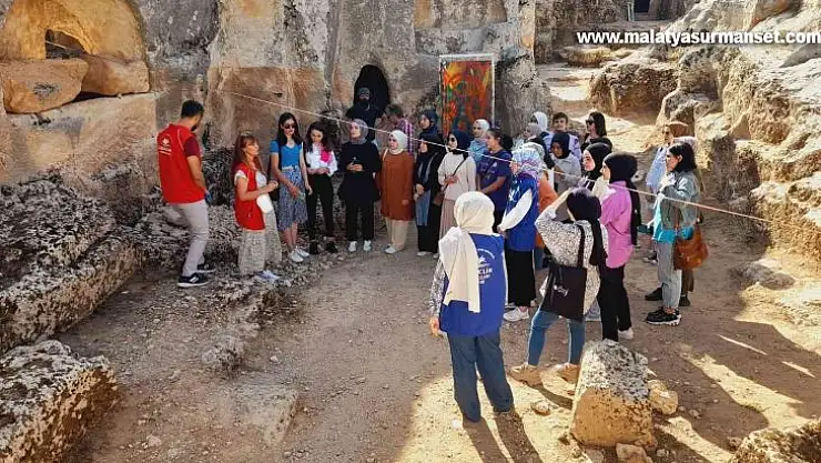Öğrenciler kentin tarihi ve kültürel güzelliklerini öğreniyor