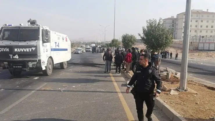 Öğrenciler lastik yakıp yol kapattı