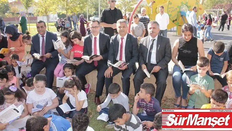 Öğrenciler, protokol ile bir araya gelip parkta kitap okudu