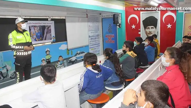 Öğrenciler trafik kurallarını öğreniyor