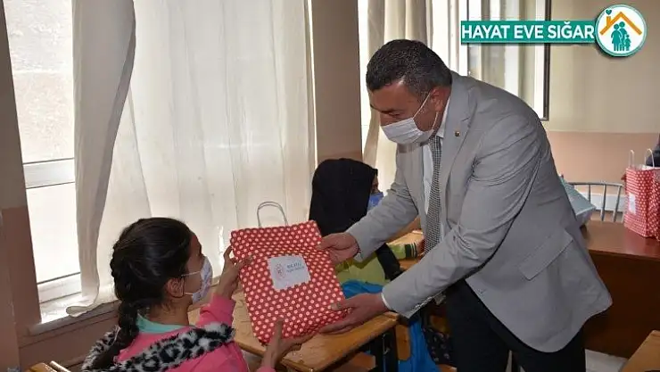 Öğrencilere kırtasiye ve spor malzemesi yardımı