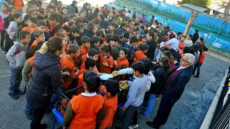 Öğrencilere meyve yeme alışkanlığı edindiriliyor