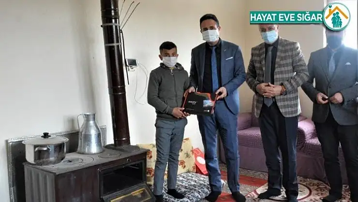 Öğrencilere tabletleri evinde teslim ediliyor