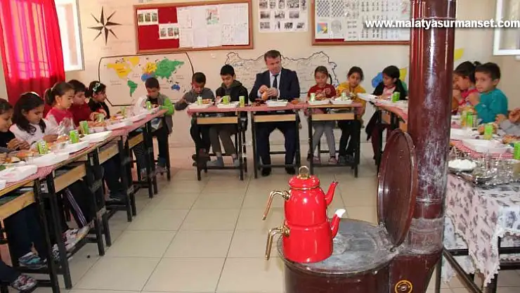 Öğrencilerin sosyal medyadan yaptığı 'kahvaltı' davetini geri çevirmedi