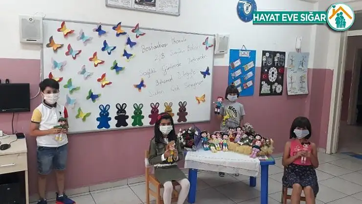 Öğrencileriyle buluşup hediye verdi