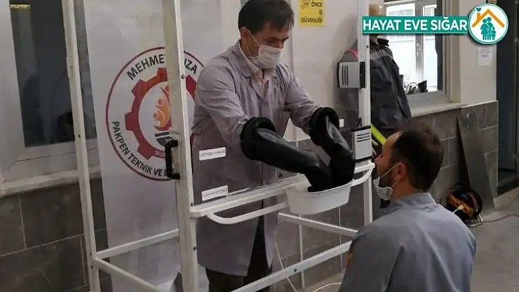 Öğretmenler sağlıkçılar için 'izole numune alma ünitesi' üretti