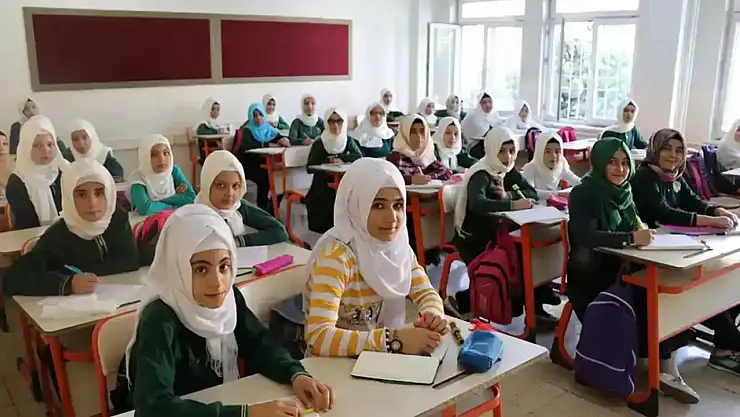 Öğretmenlere de Telefon Yasağı Derslerde Kullanamayacaklar