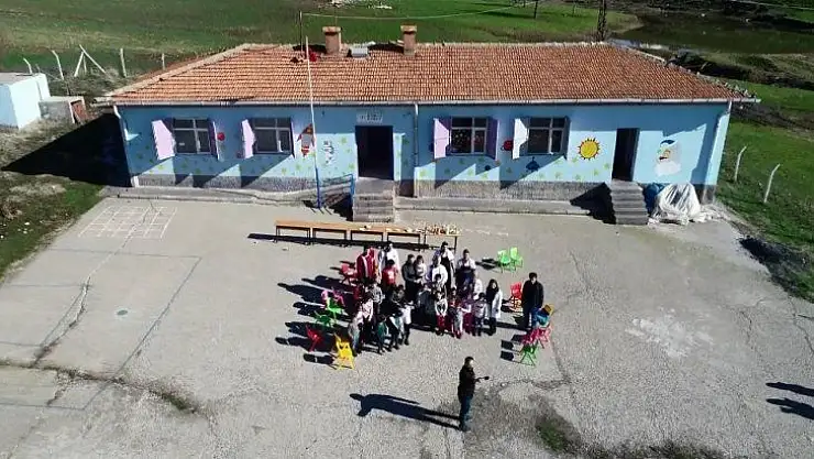 Öğretmenlerin mesajını dikkate aldı, 57 okula 1 buçuk ton tatlı dağıttı