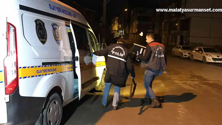 Oğulları kavga eden iki baba arasındaki silahlı kavga kanlı bitti