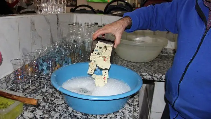 Okey taşlarında 'korona' temizliği