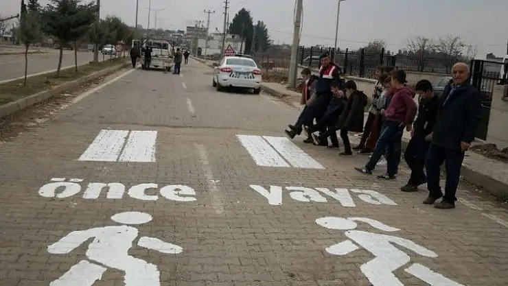 Okul önlerine 'Önce yaya' görselleri çizildi