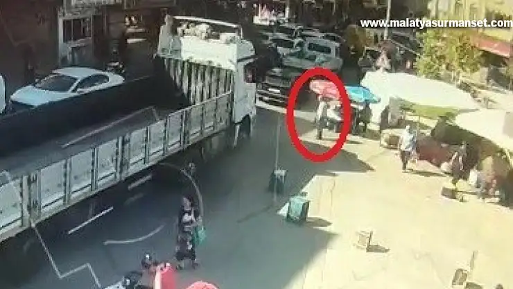 Ölüme böyle gitti...Tır altında kalan babalarını görünce yıkıldılar