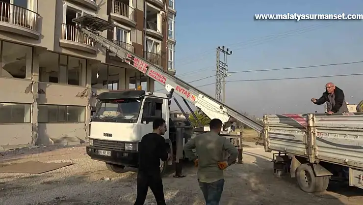 Ölümü göze alıp, hasarlı binalardan eşya taşıdılar