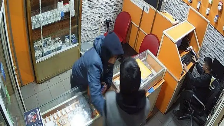 Önce inceledi, ardından çalışana yumruk atıp telefonları alarak kaçtı