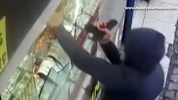 Önce kabzayla camı kırdı, sonra yarım kilo altını çaldı