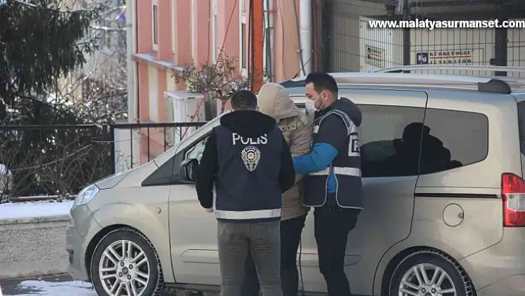 Önce yere vurdu sonra boğarak öldürdü