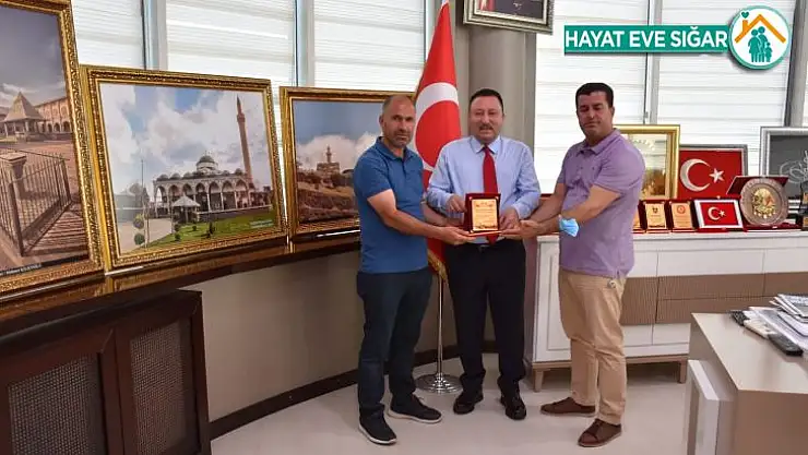 Önce yolları yapıldı, şimdi de futbol sahası ve çocuk oyun grubu kazandırılıyor