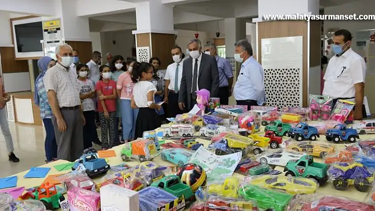 Orman yangınlarını yaşayan çocuklara oyuncak gönderildi