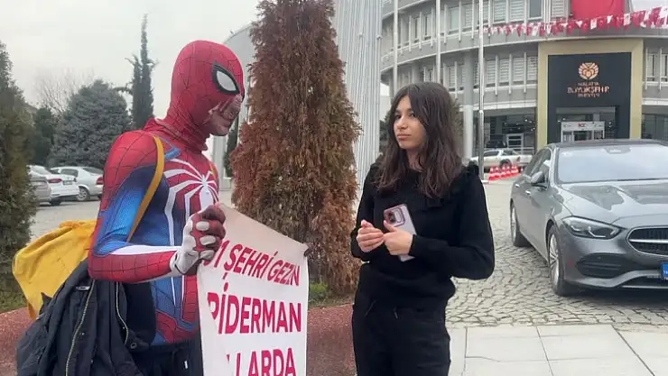 Örümcek Adam Kıyafetli Kişi Depremzede Çocukların Yüzünü Güldürdü