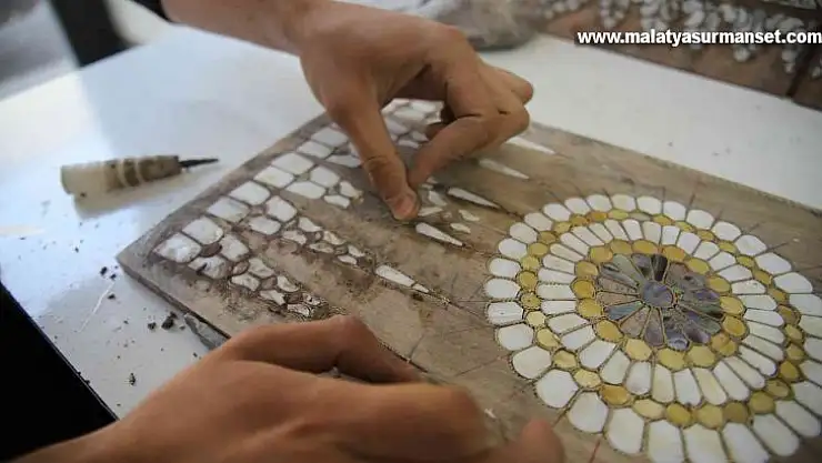 Osmanlı saraylarını süsleyen sedef sanatını bugüne taşıyorlar