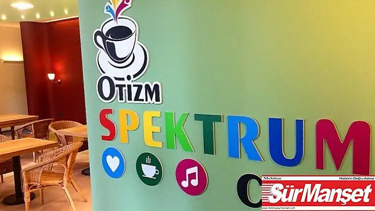 Otizmli çocuklar Ankara'da müşterilere servis yapıp, ürünlerini sergiliyorlar