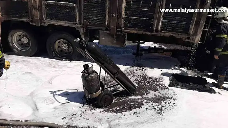 Oto sanayi sitesinde oksijen tüpü patladı: 2 ağır yaralı