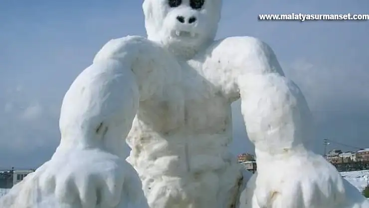 Oto tamirci, kardan heykelleri ile heykeltıraşlara adeta taş çıkardı