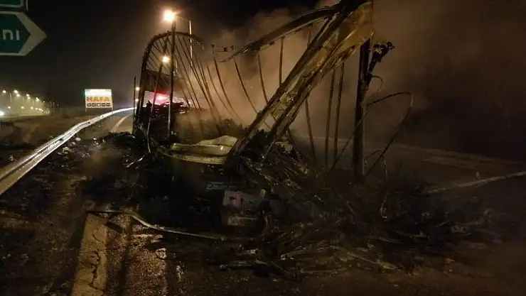 Otobanda korku dolu anlar: Tır cayır cayır yandı
