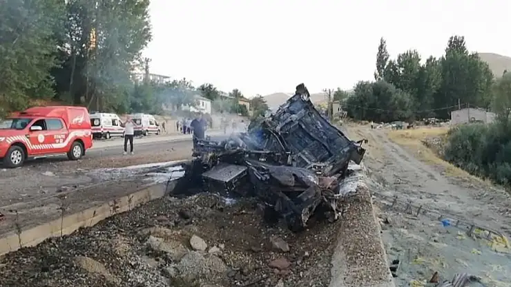 Otobüs ile çarpışan tır alev alev yandı 1 yaralı