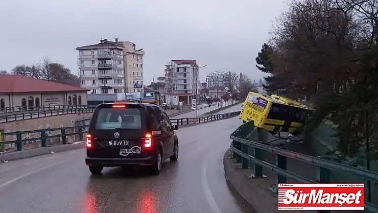 Otobüs köprülü kavşaktan aşağıya düştü