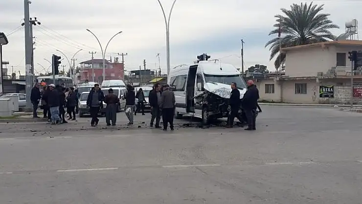 Otobüs öğrenci servisine çarptı: 5 öğrenci yaralandı