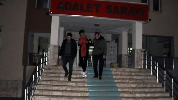 Otobüste eroinle yakalananlardan 1'i tutuklandı