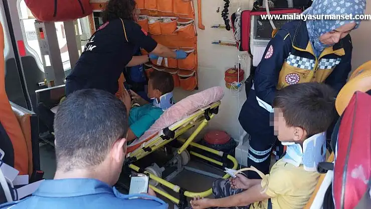 Otomobil 3 çocuğun bulunduğu bisiklete çarptı: 2 yaralı