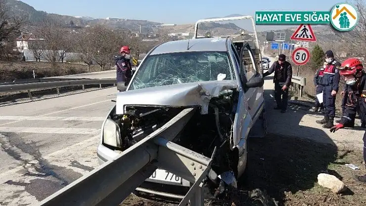 Otomobil bariyere ok gibi saplandı, sürücü ölümden döndü