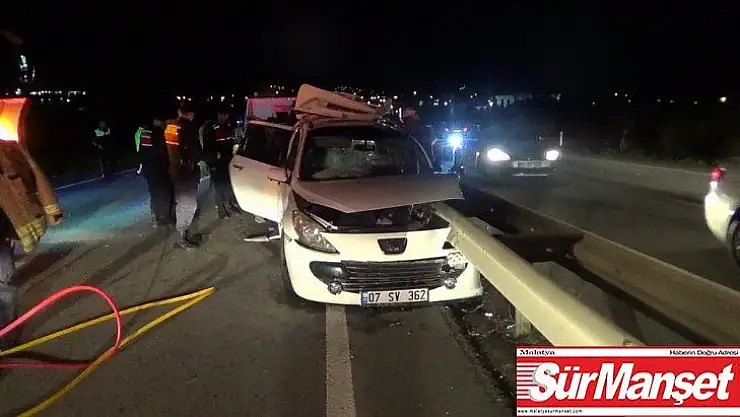 Otomobil bariyere ok gibi saplantı 2 ölü 3 yaralı