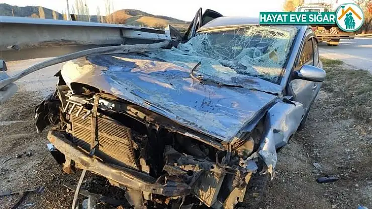 Otomobil bariyerlere çarptı: 1 yaralı