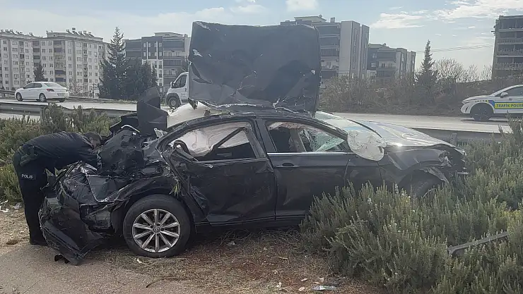 Otomobil Bariyerlere Çarptı, 1 Ölü 4 Yaralı