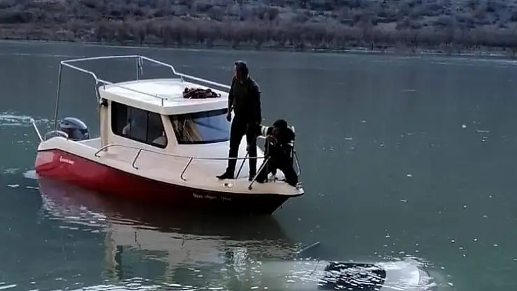 Otomobil Botan Çayı'na uçtu, sürücü yüzerek kurtuldu