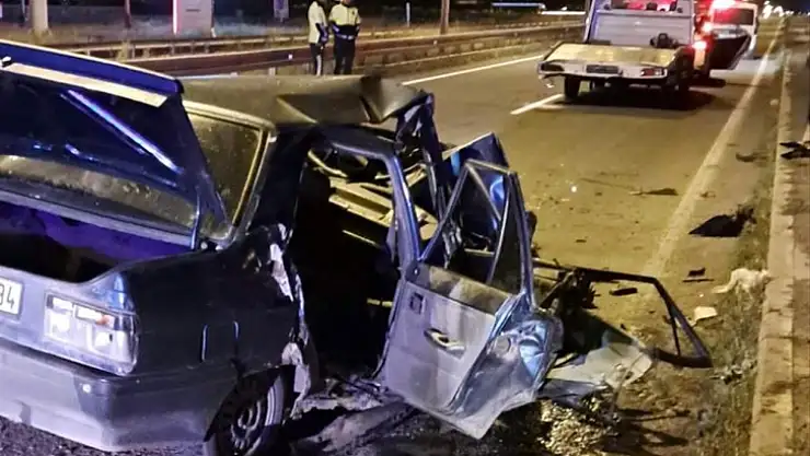 Otomobil Çekiciye Çarptı 1 Kişi Öldü 1 Kişi Yaralandı