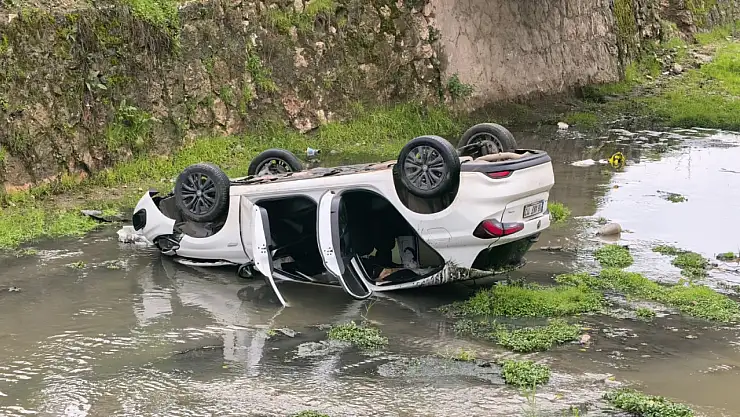 Otomobil Dere Yatağına Uçtu 3 Yaralı