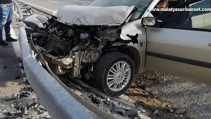 Otomobil duble yolda kontrolden çıkarak bariyerlere çarptı: 1 yaralı