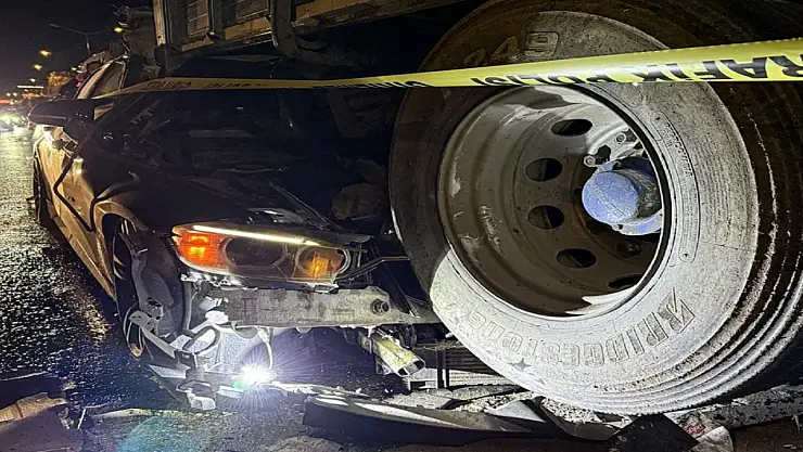 Otomobil Duran Kamyona Çarptı: 1 Ölü 2 Yaralı