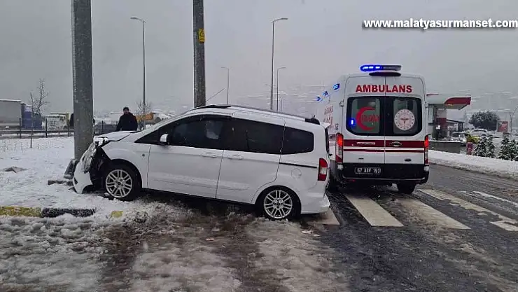 Otomobil elektrik direğine çarptı: 2 yaralı