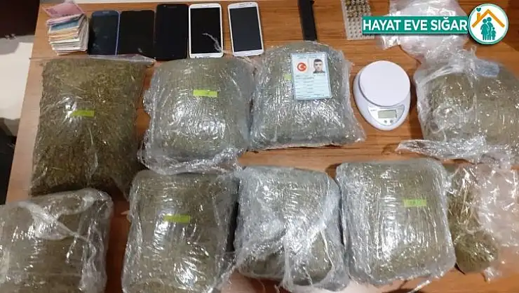 Otomobil hırsızlarına operasyon düzenleyen polis 4 kilo uyuşturucu ele geçirdi